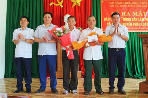 4. Lãnh đạo Hội Nông dân huyện, lãnh đạo cấp ủy - chính quyền xã Hoằng Qùy tặng hoa chúc mừng CLB..jpg